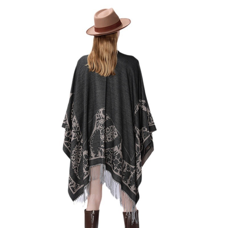 Dam Oversize Cloak poncho med Floral Medallion Jacquard och fransfåll