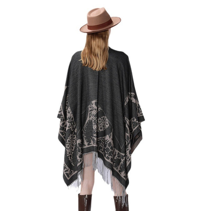 Dam Oversize Cloak poncho med Floral Medallion Jacquard och fransfåll
