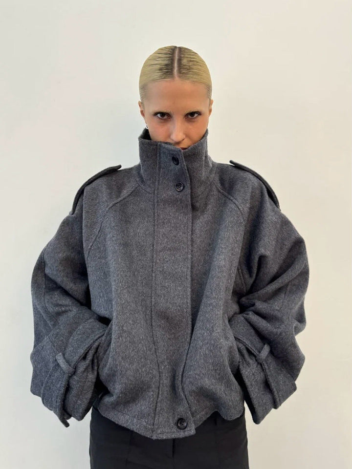 Dam kort skärning oversize ull jacka med hög ståkrage, shoulder flaps och justerbar ärm straps