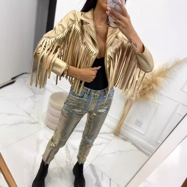 Dam kort jacka in biker stil med metallic look och lång läder fringes