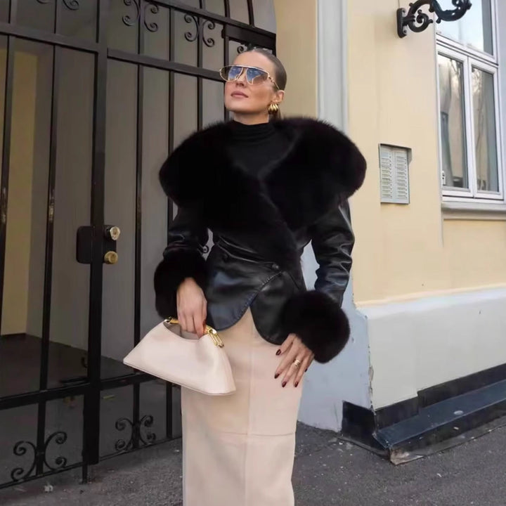 Dam 20+ Kort Jacka i Konstläder med Stora Faux Fur Krage och Fur Muddar