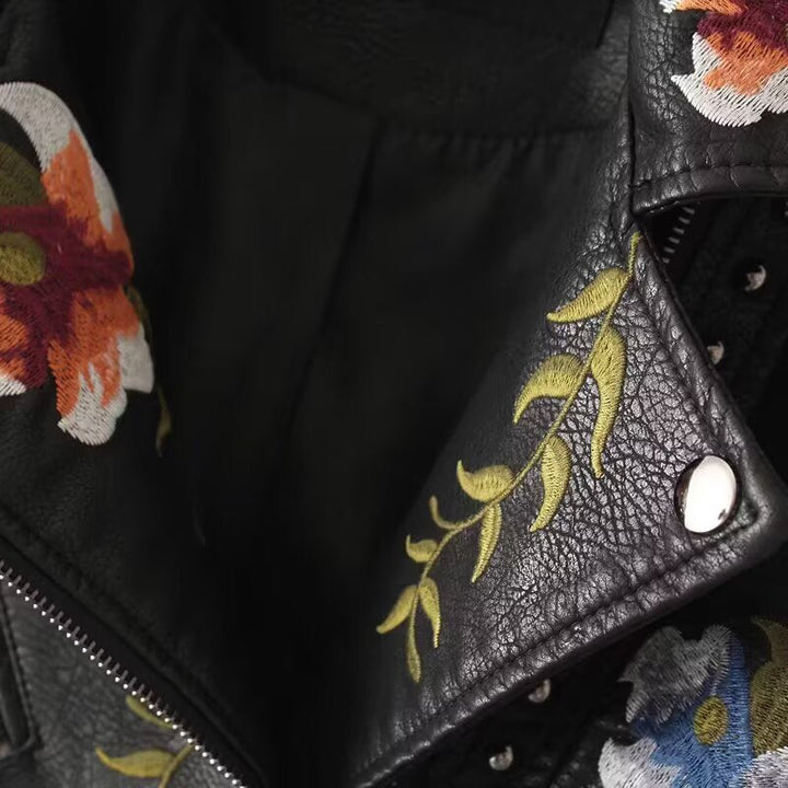 Dam Kort Bikerjacka i Vegansk Läderlook med Embroidered Blommig Appliqués och Studs