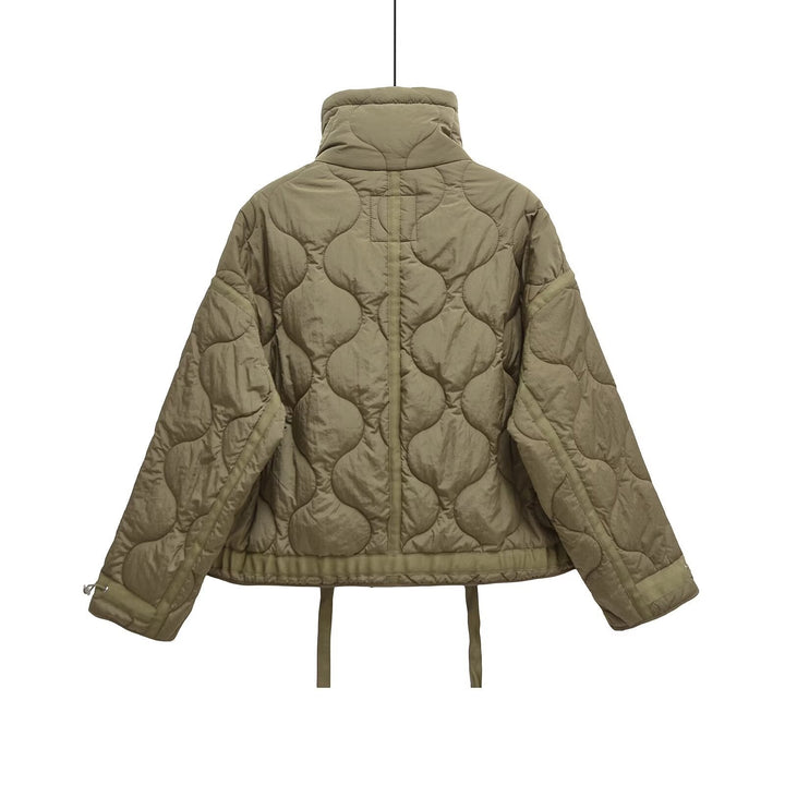 Dam 200+ Quiltad Kort Kort Jacka med Hög Stå Krage, Drawstring och Patch Fickor