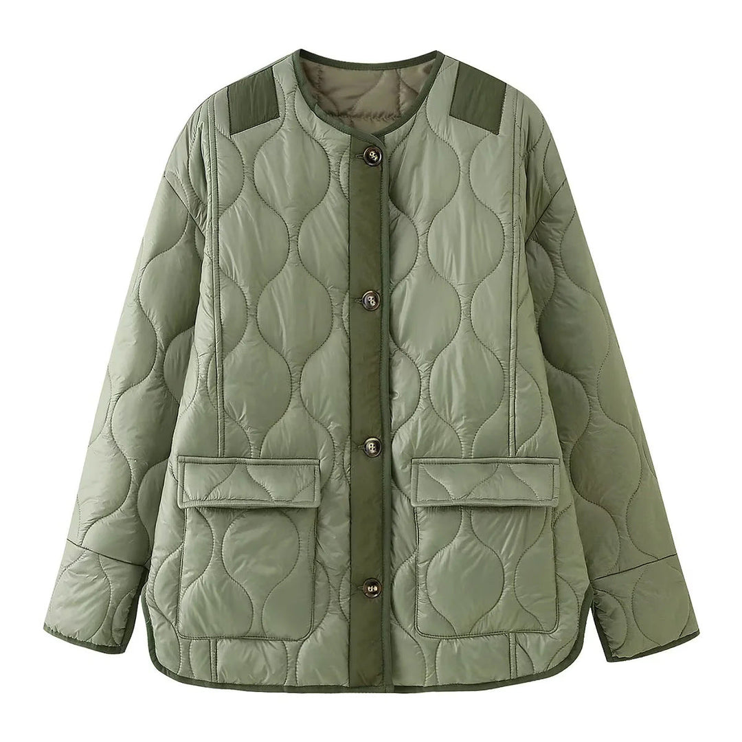 Dam light quiltad övergångsjacka med organic wave quiltning, rund hals, dropped axlar, och flap fickor