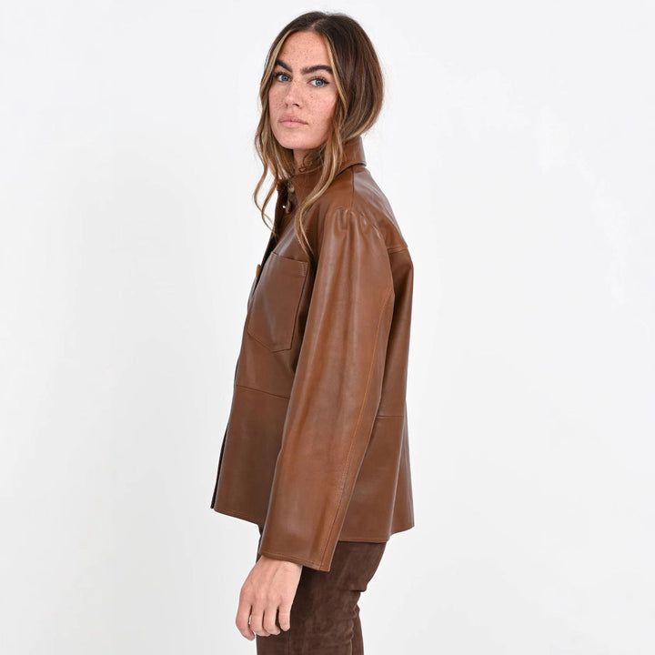 Dam Overskjortjacka in läderlook med Attached Breast ficka och dold knappslå