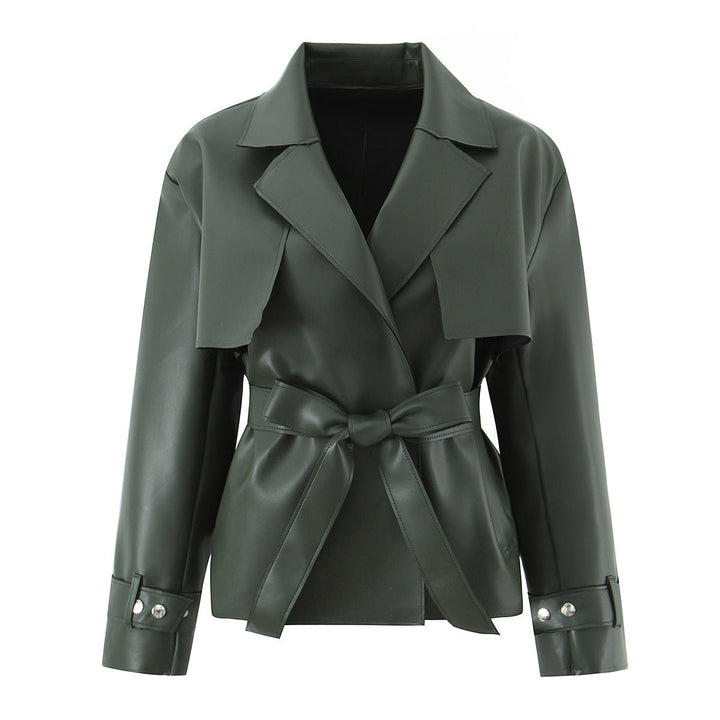 Dam skräddad kort trenchcoat gjord vegan läderlook med knytband och cape detail