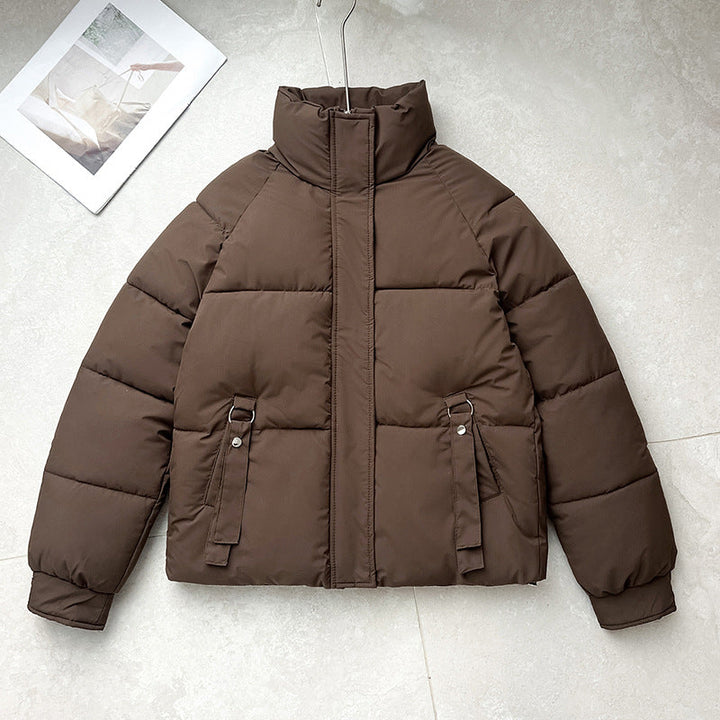 Dam kort quiltad vadderad jacka med high ståkrage, concealed front flap och D-ring pocket application