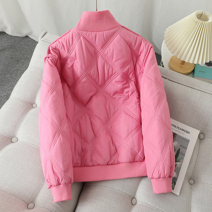 Dam lightly vadderad quiltad jacka med diamond-shaped quiltning, high ribbed krage, och concealed dragkedja