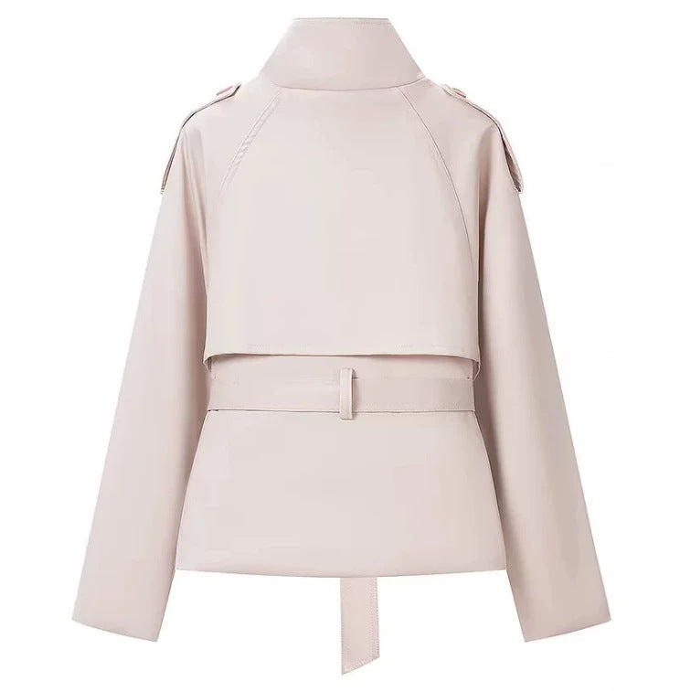 Dam Tailored Kort Trench med Stå Krage, Double-Breasted Knappar och Tie Belt