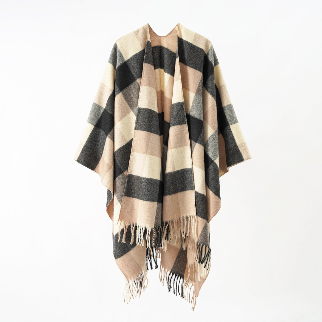Dam Oversize Wrap poncho tillverkad av ullblandning med graphic diamond mönster och fringed fåll
