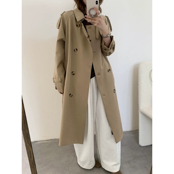 Dam lång double-breasted trenchcoat med shoulder flaps och midjebälte