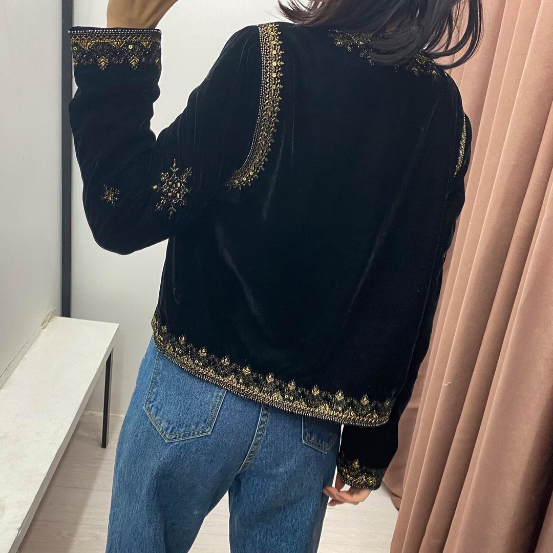 Dam kort sammet jacka med delicate metal broderi och bead embellishment