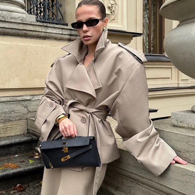 Dam kort trenchcoat med Ties och Cape ärmar