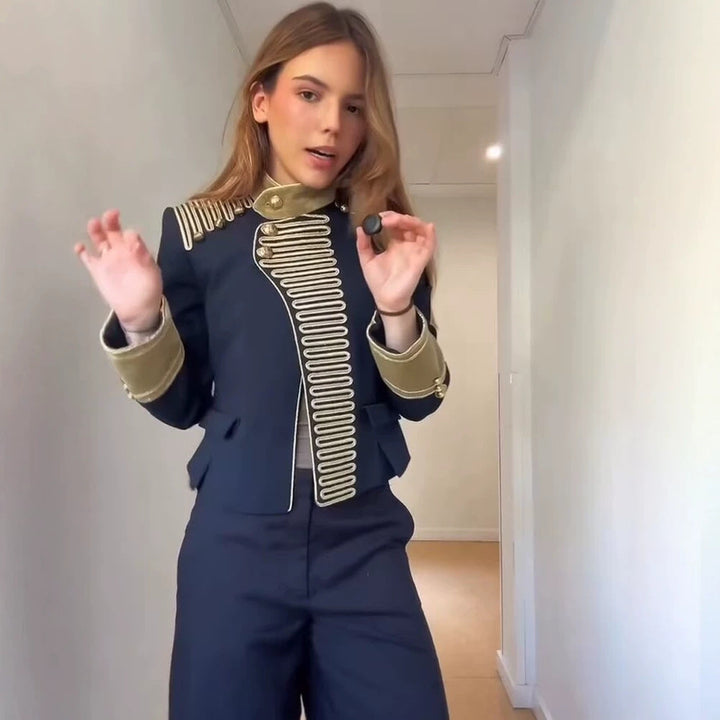 Dam Military-inspired kort Gala jacka med Gold Decoration