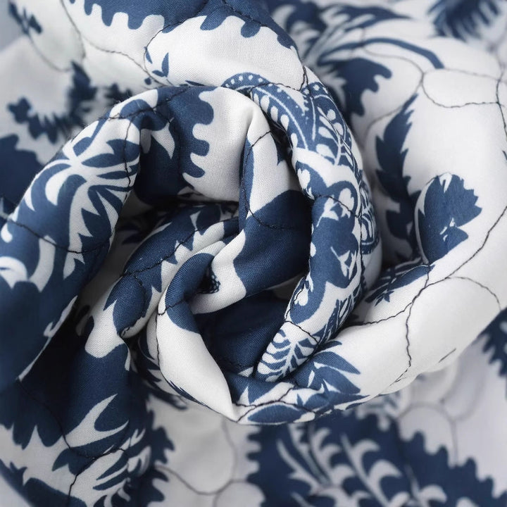 Dam quiltad jacka med floral patchwork tryck, round knäppning och rounded fåll