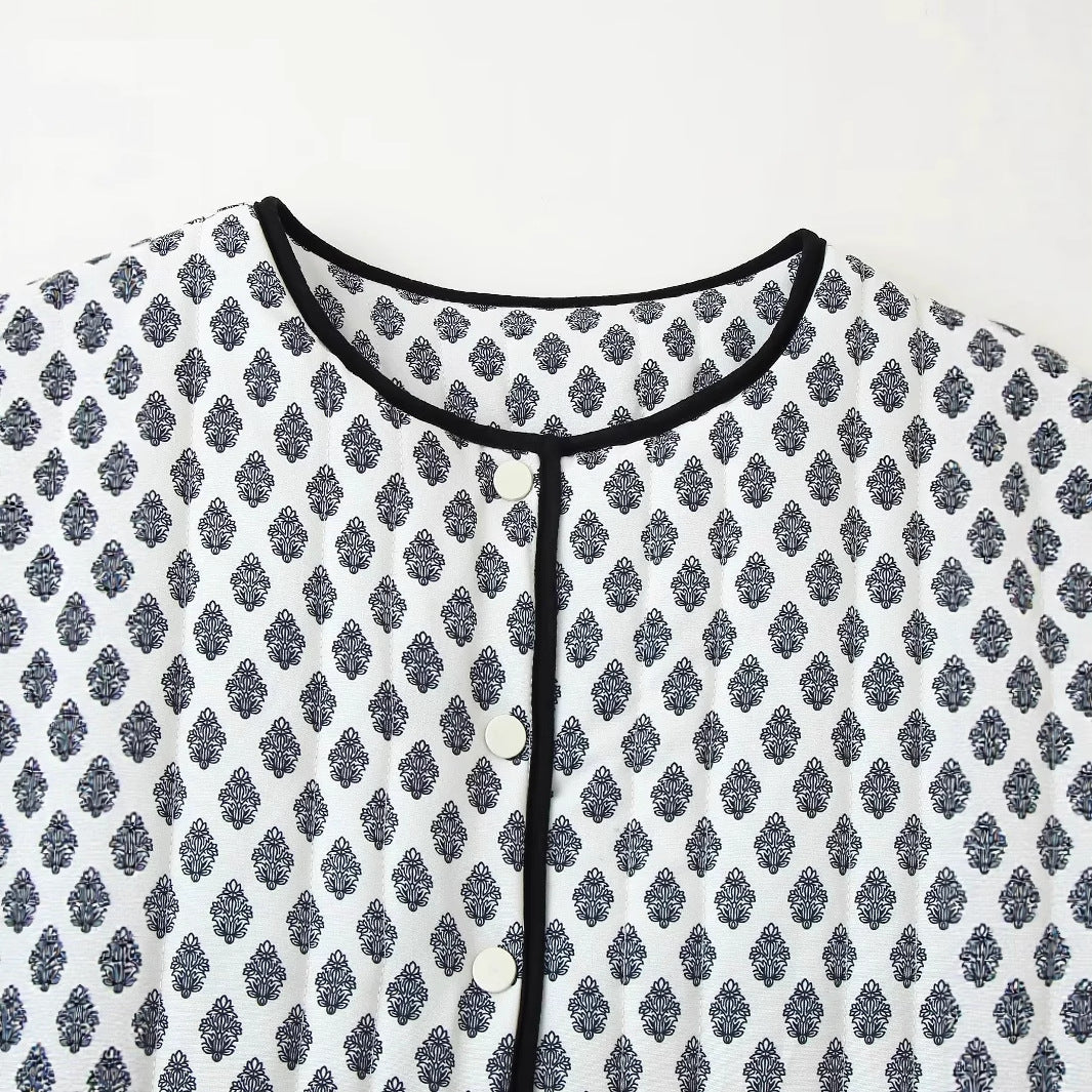 Dam vadderad kort jacka med round neckline, snaps och kontrast piping