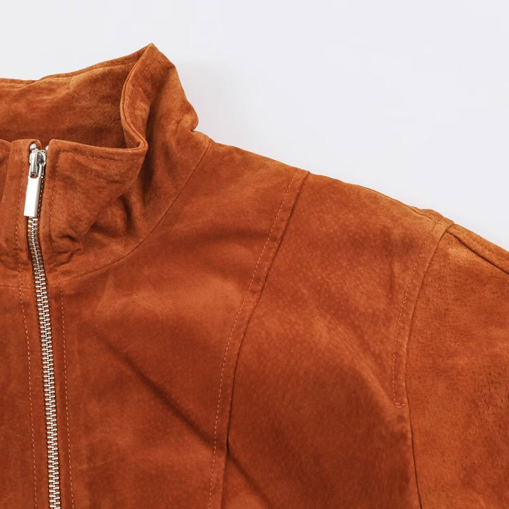 Dam Kort Skärning Suede Jacka i Blouson Stil med Tailored Darts och Metal Zippers
