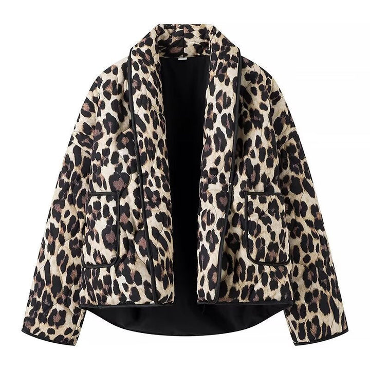 Dam vadderad kort jacka in Leopard tryck med Shawl krage och utanpåfickor