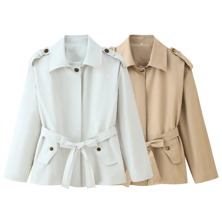 Dam figursydd kort trenchcoat med tie bälte, axel flaps och påsydda fickor