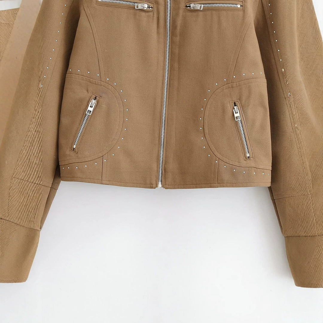 Dam Kort Bikerjacka Tillverkad av Suede Imitation med Studded Accents och Stå Krage