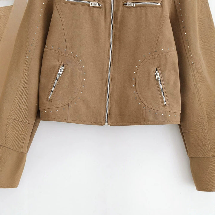 Dam Kort Bikerjacka Tillverkad av Suede Imitation med Studded Accents och Stå Krage