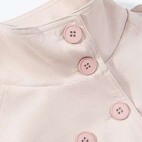 Dam Tailored Kort Trench med Stå Krage, Double-Breasted Knappar och Tie Belt
