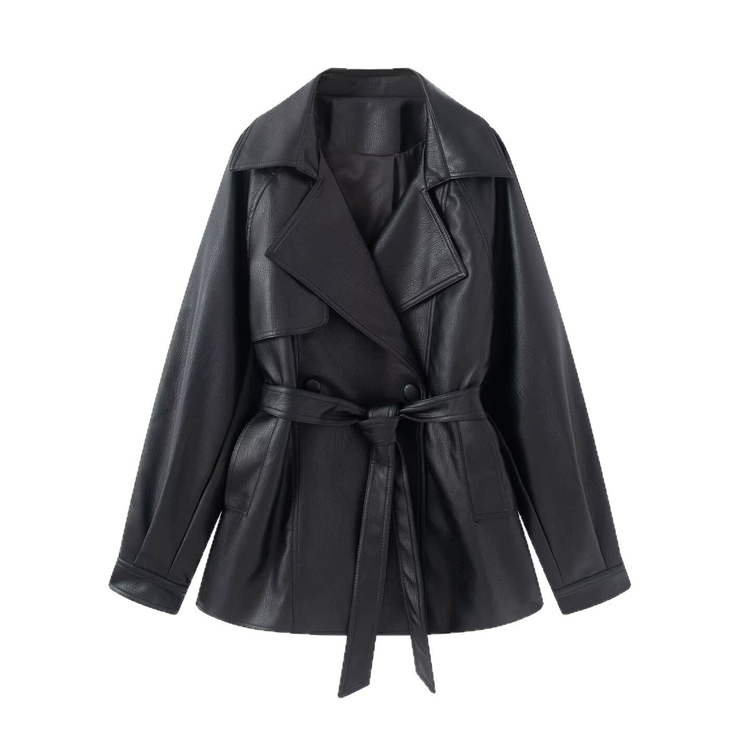 Dam figurnära trenchcoat gjord konstläder med vid lapels och knytband
