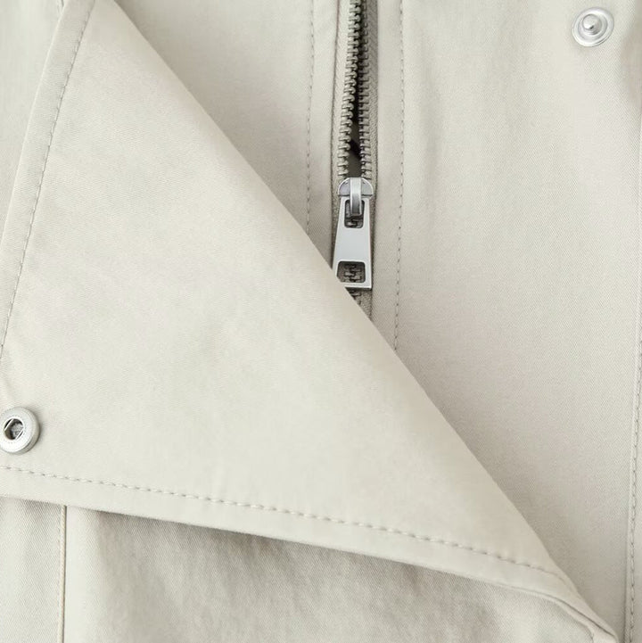 Dam Kort Windbreaker Tillverkad av Technical Material med Hög Stå Krage och Contrast Piping