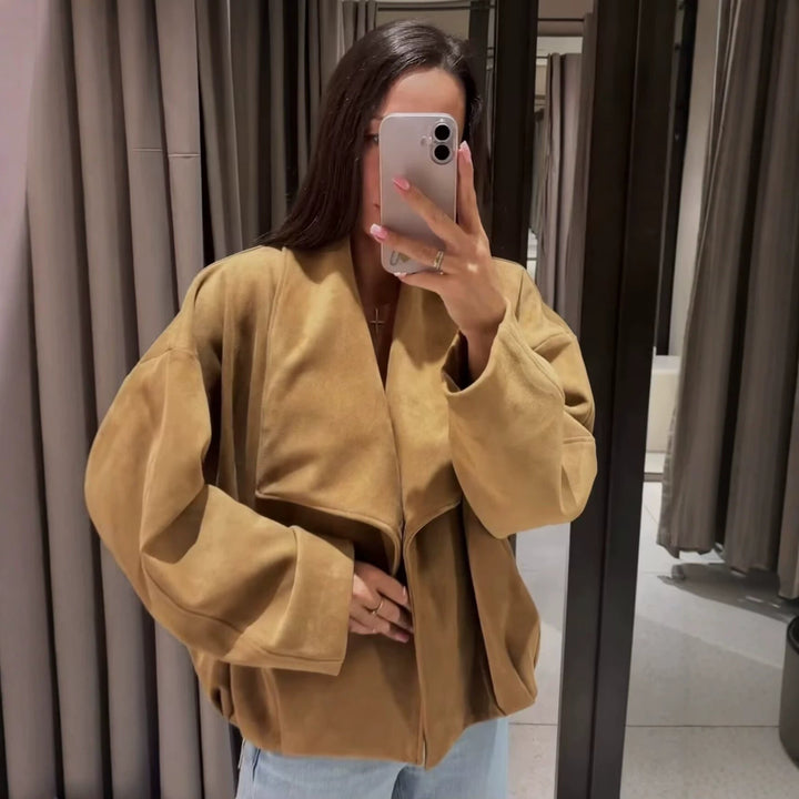 Dam Kort Boxig Jacka i Suede Look med Wide Shawl Krage och Gathered Nederkant