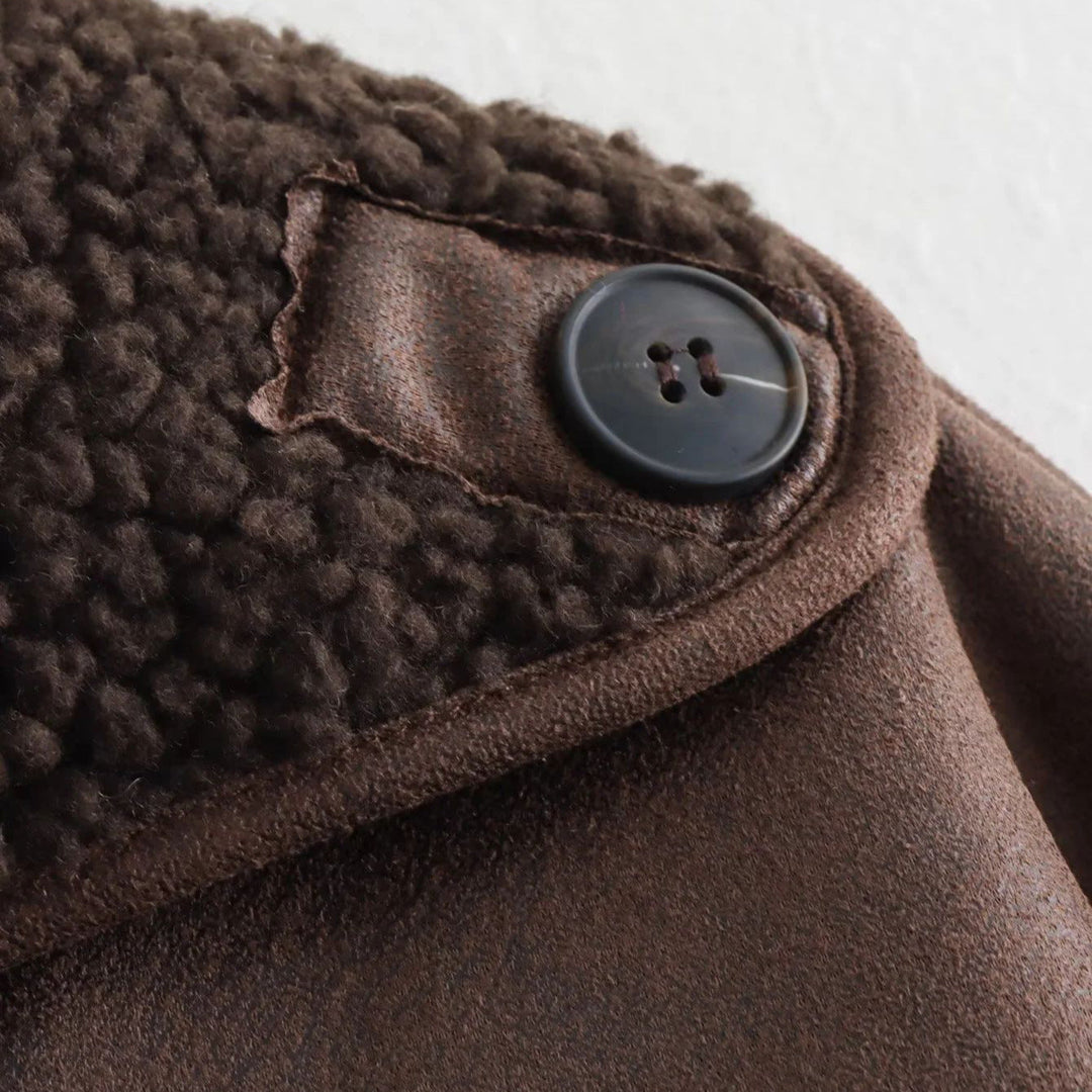 Dam kort lambskin look jacka i boxy skärning med teddy foder och påsydda fickor