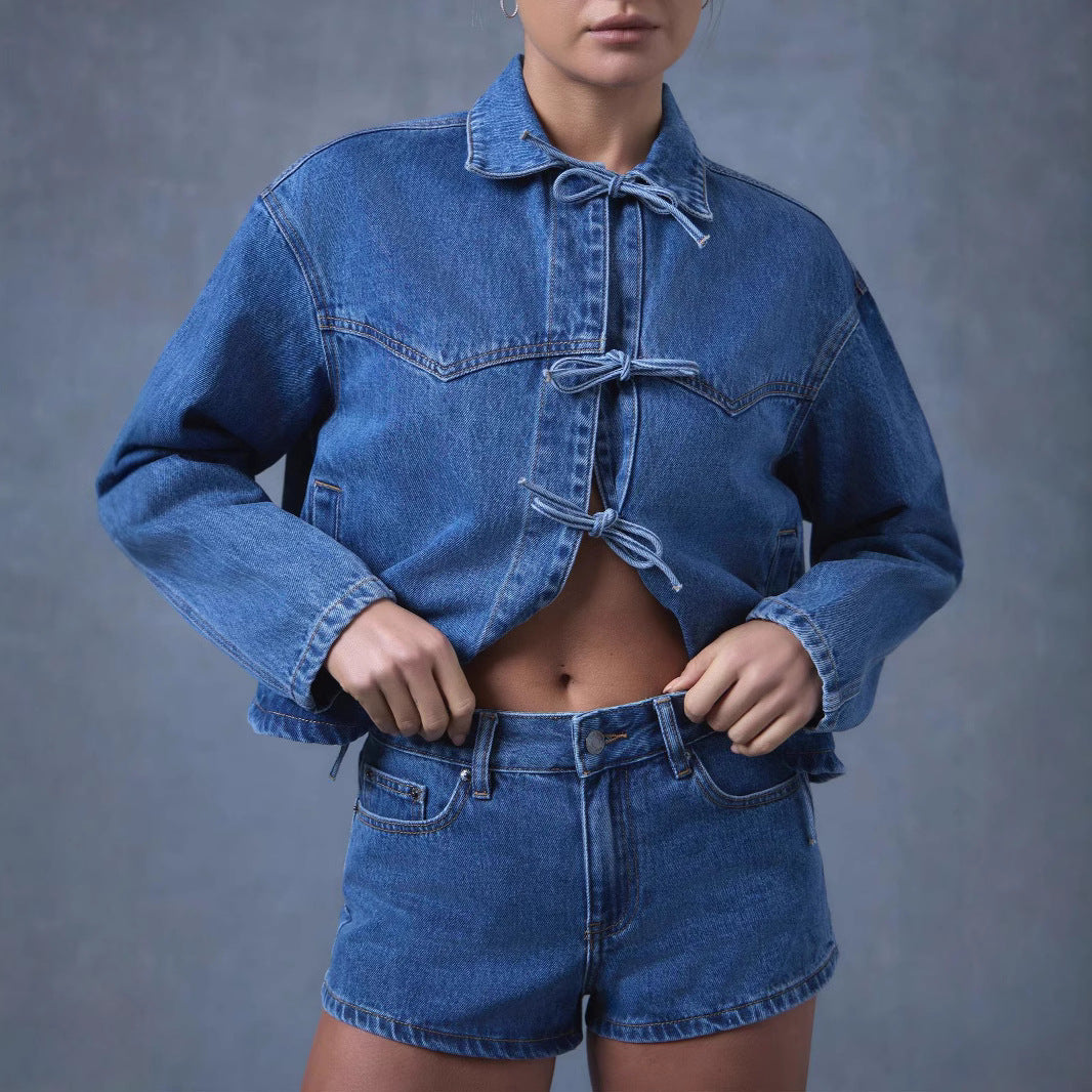 Dam kort jeansjacka med decorative knot closures, boxy silhuett och skjortkrage
