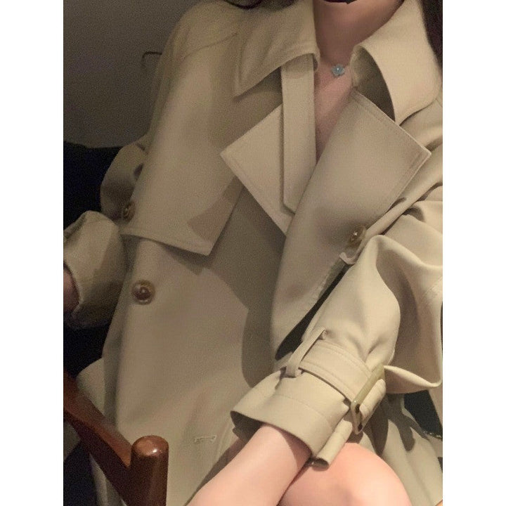 Dam elegant midi trenchcoat med oversize shoulder flap, gathered ärmar, och midja-defining knytband