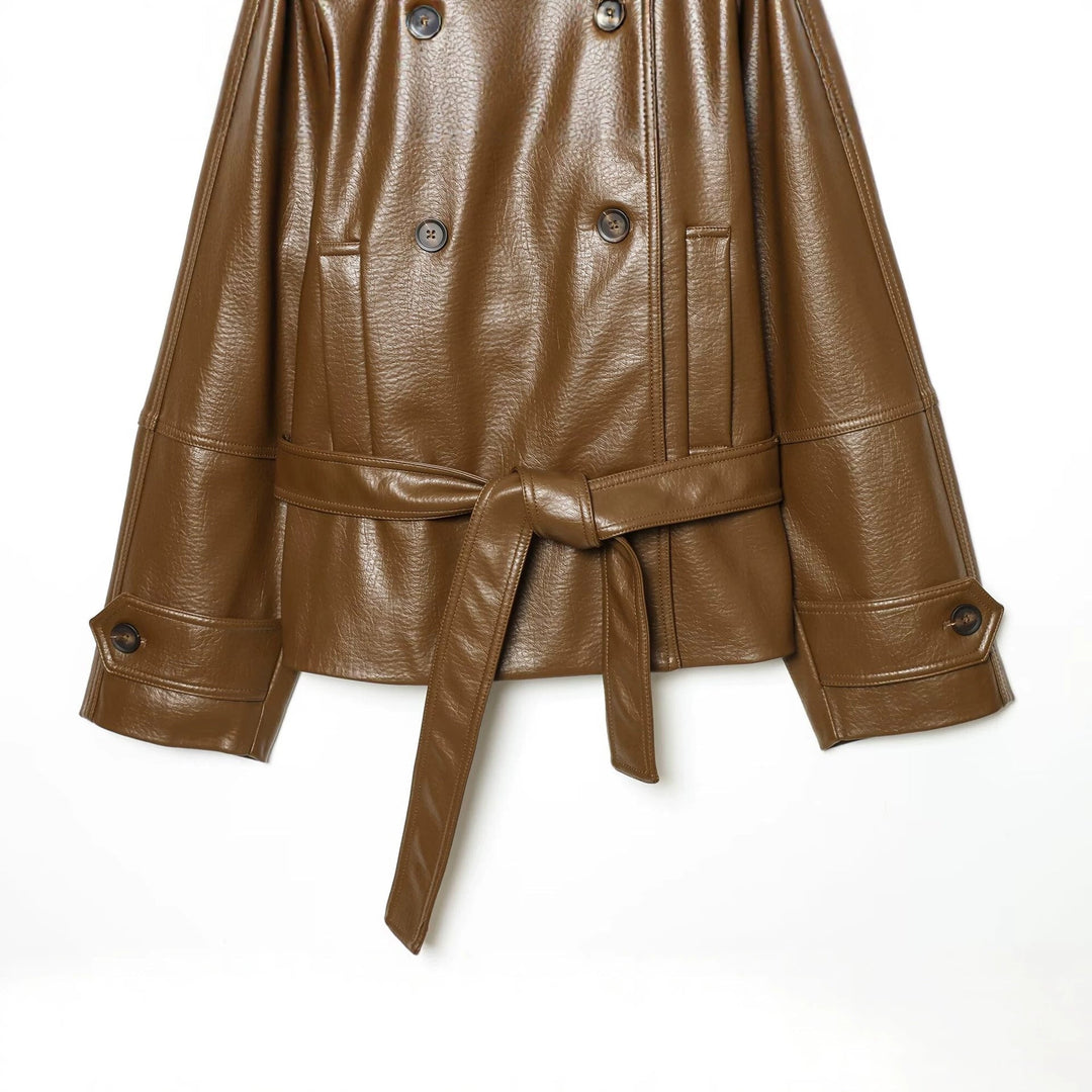 Dam Kort Skärning Trenchcoat Tillverkad av Konstläder med A Cinching Tie Belt