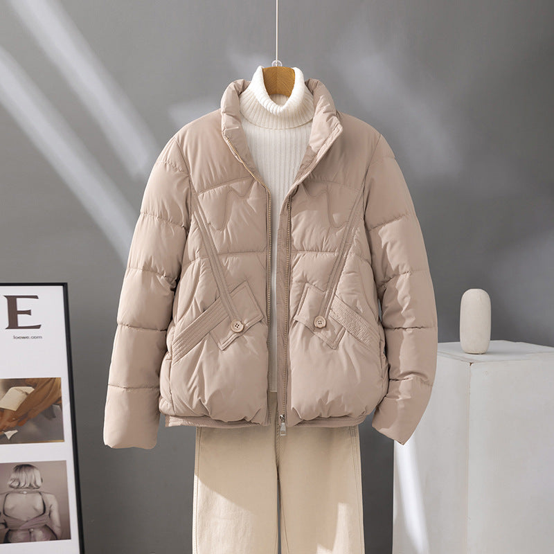 Dam kort quiltad jacka med hög krage kant, diagonally placed decorative seams och flap fickor