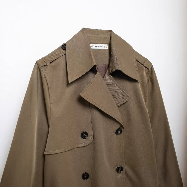 Dam kort cropped trenchcoat i boxy skärning med double-breasted knäppning, axel epaulets och adjustable ärm straps