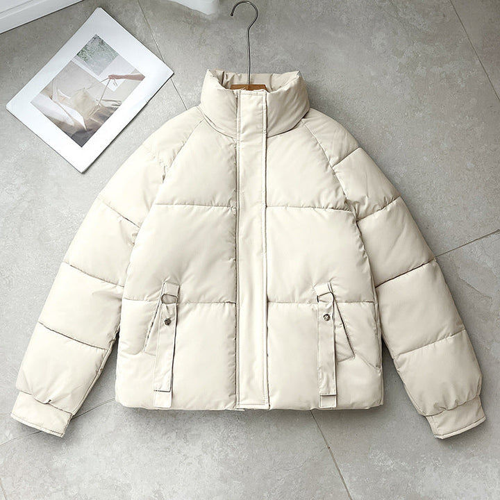 Dam kort quiltad vadderad jacka med high ståkrage, concealed front flap och D-ring pocket application