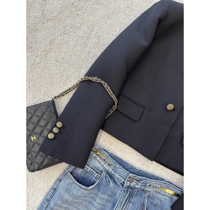 Dam collarless figurnära kort jacka med gold dekorativ knappar och flap fickor