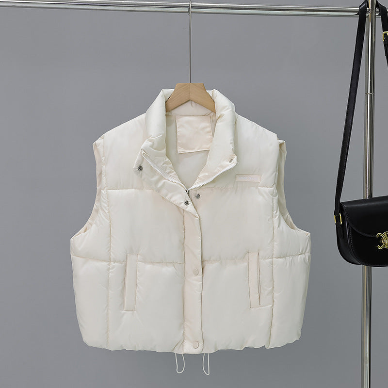 Dam kort skärning thermo quiltad väst med high ståkrage, snap button front och adjustable drawstring fåll
