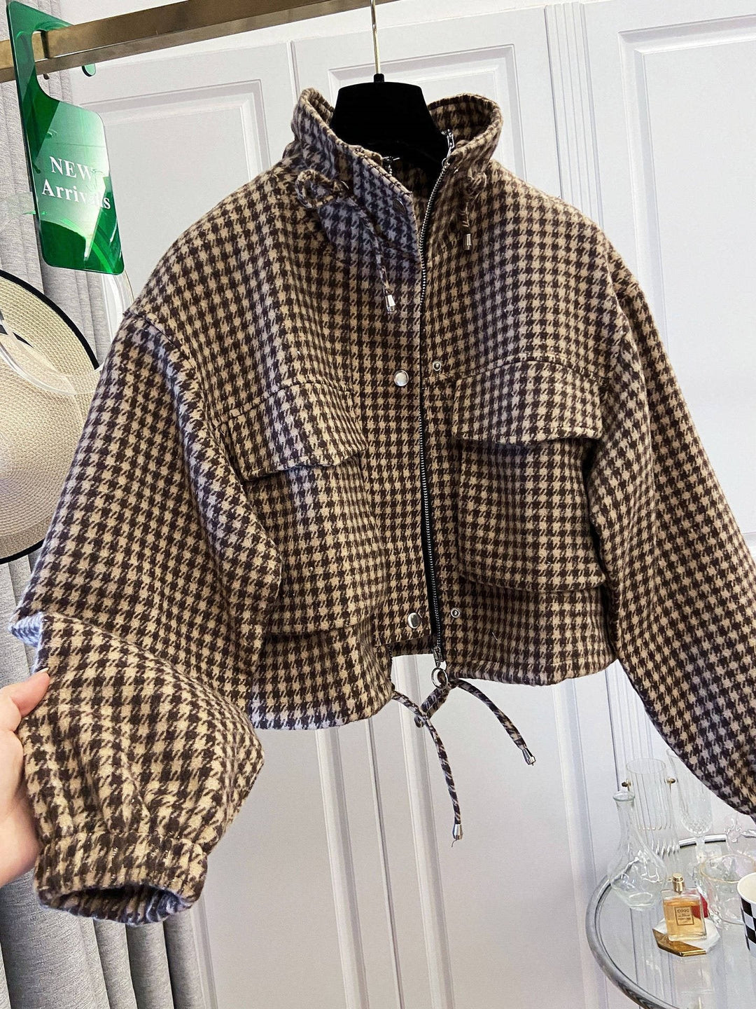 Dam rutig kort jacka med Stand krage, dragsko och Elastic muddar