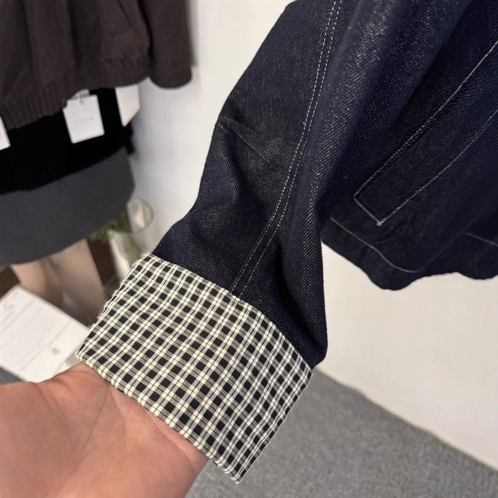 Dam kort skärning denimjacka med kontrasterande rutig muddar