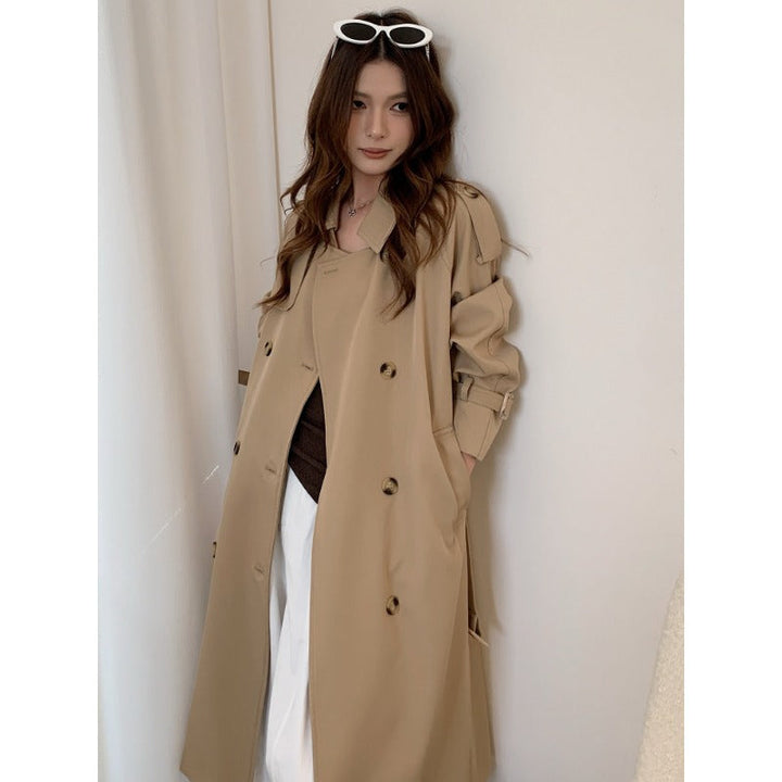 Dam lång double-breasted trenchcoat med shoulder flaps och midjebälte