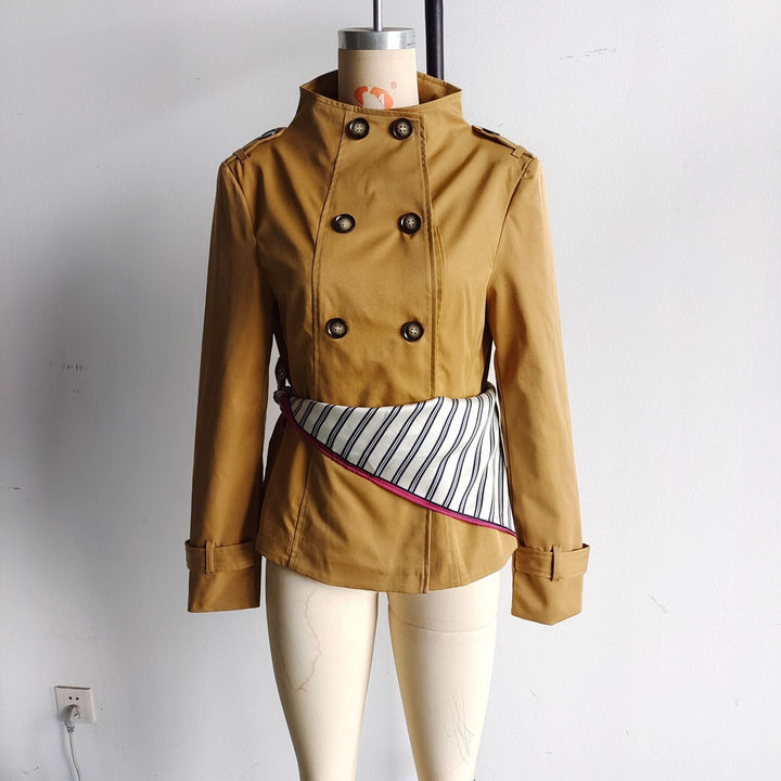 Dam kort figursydd double-breasted trench med ståkrage och silk scarf bälte