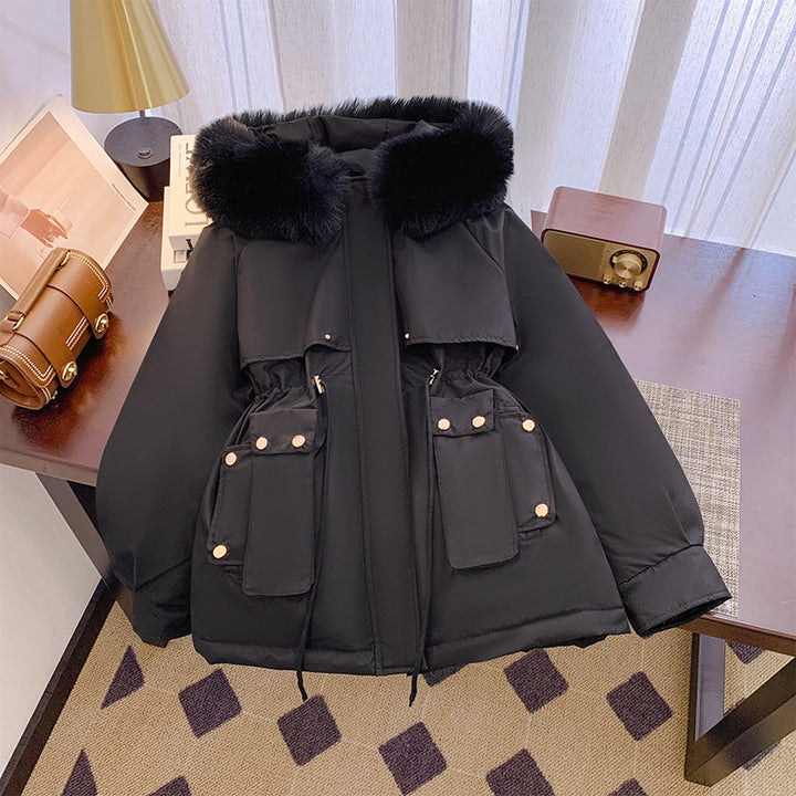 Dam mysig utility kort parka med extra voluminous fuskpälskrage, cargo outer fickor och figursydd drawstring