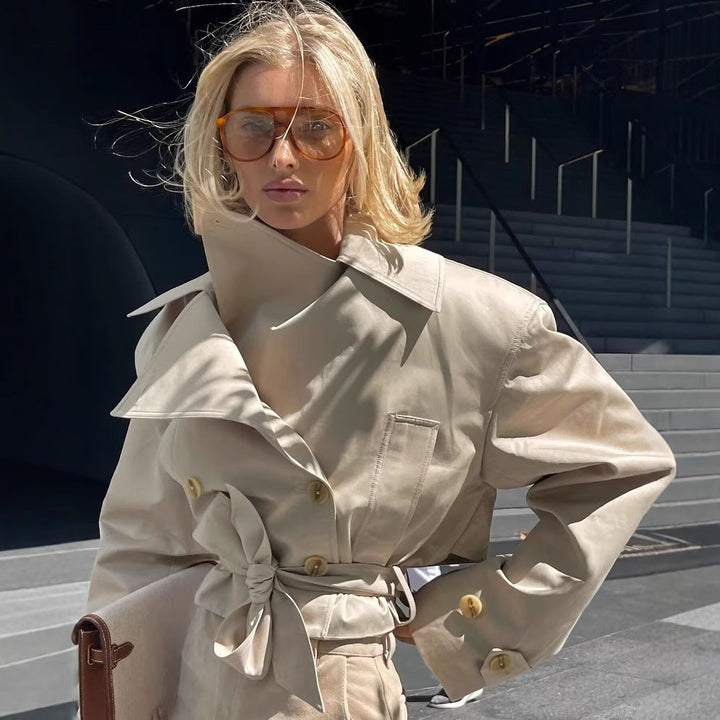 Dam Kort Trenchcoat i Boxig Skärning med Wide Lapels och Tie