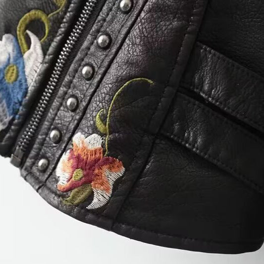 Dam Kort Bikerjacka i Vegansk Läderlook med Embroidered Blommig Appliqués och Studs