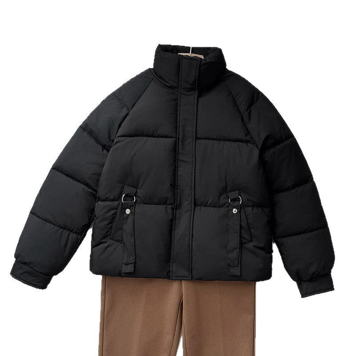 Dam kort quiltad vadderad jacka med high ståkrage, concealed front flap och D-ring pocket application