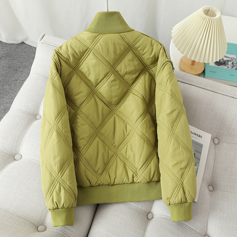 Dam lightly vadderad quiltad jacka med diamond-shaped quiltning, high ribbed krage, och concealed dragkedja