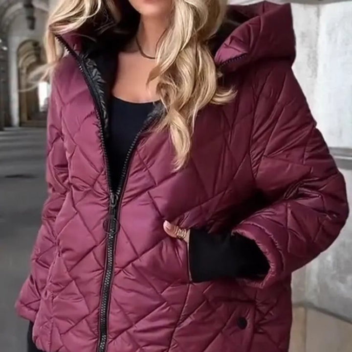 Dam vadderad med huva kviltad jacka med rutig Quilting, lätt värmande fyllning och hellång dragkedja