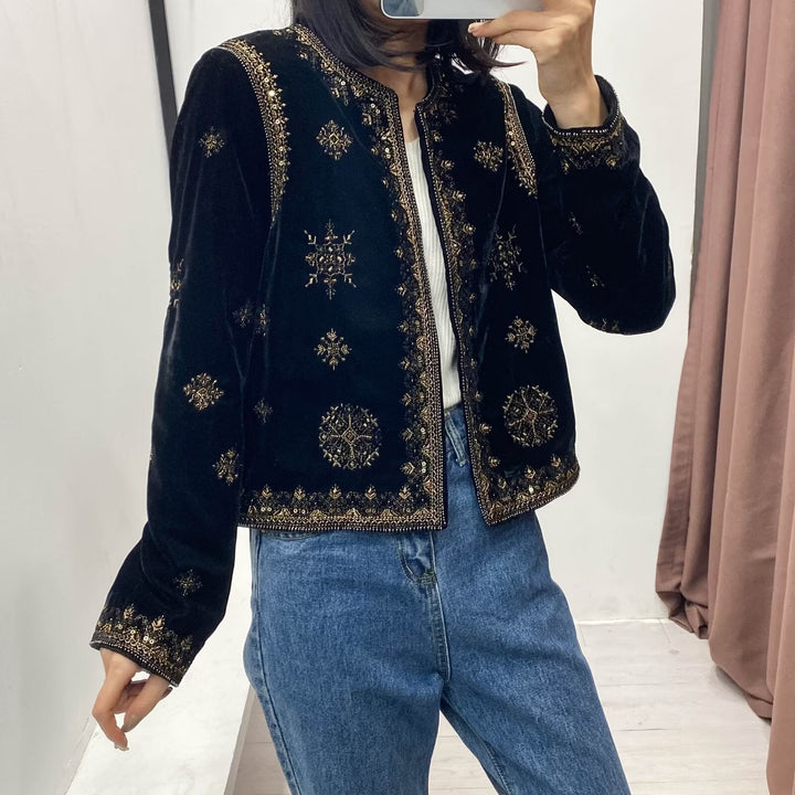 Dam kort sammet jacka med delicate metal broderi och bead embellishment