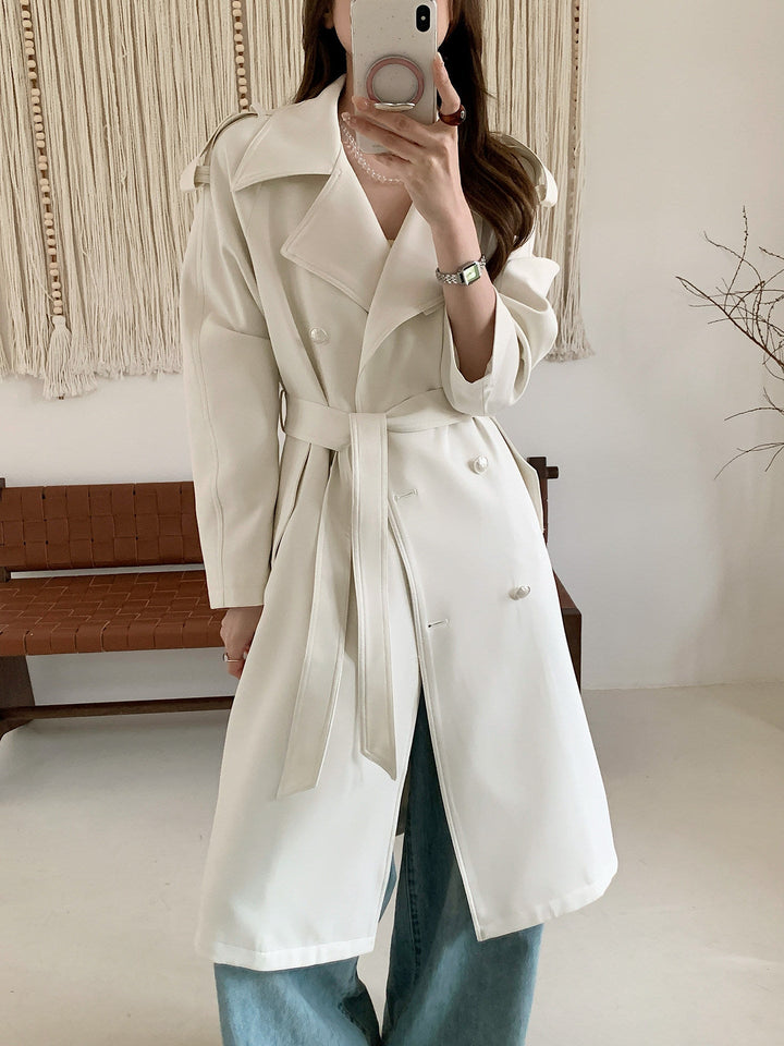 Dam mid-length trenchcoat med oversize shoulders och mother-av-pearl knappar